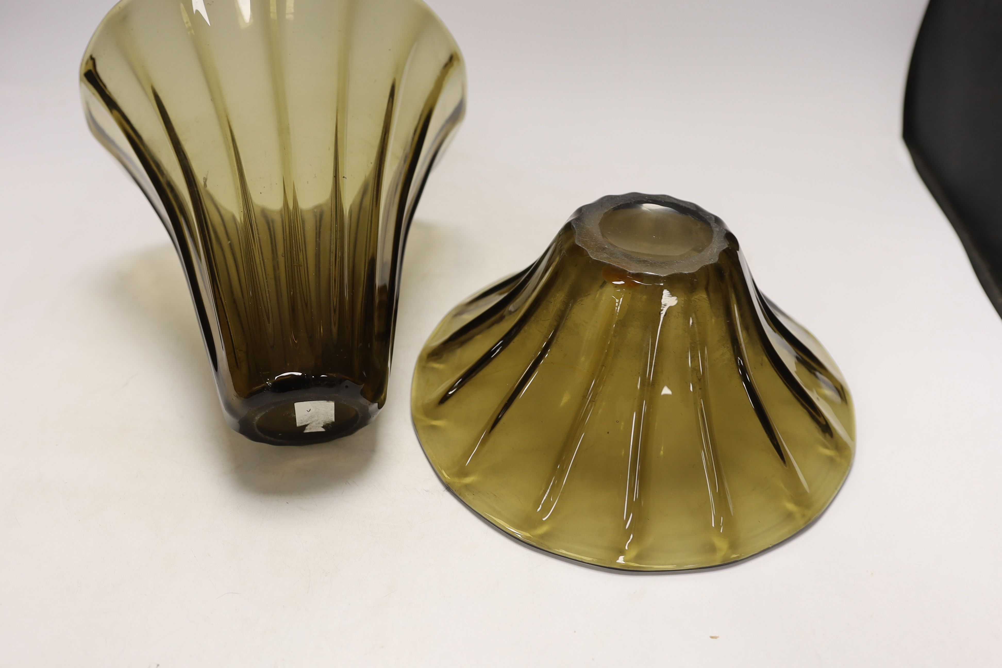 A Daum Nancy glass vase and a bowl, vase 20cm high (2)